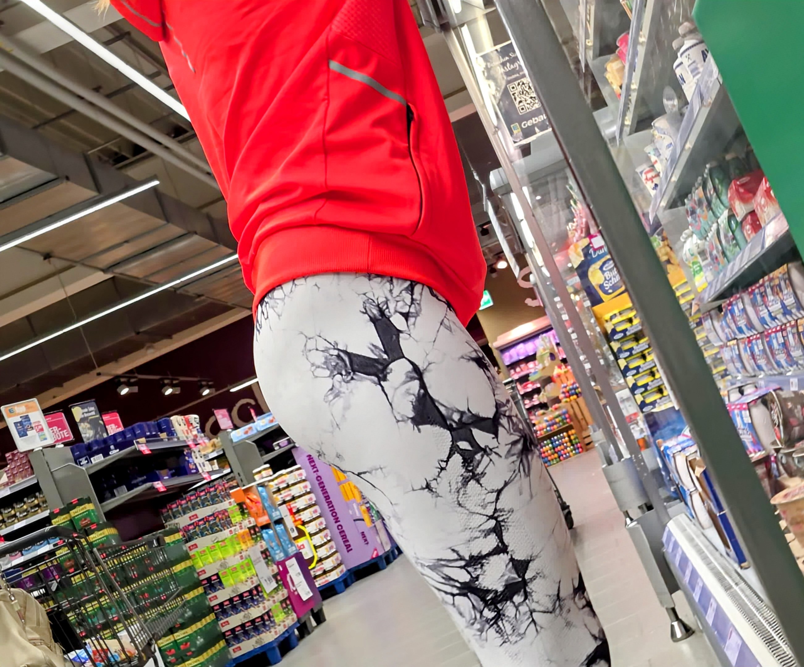 Milf in white leggings with black pattern