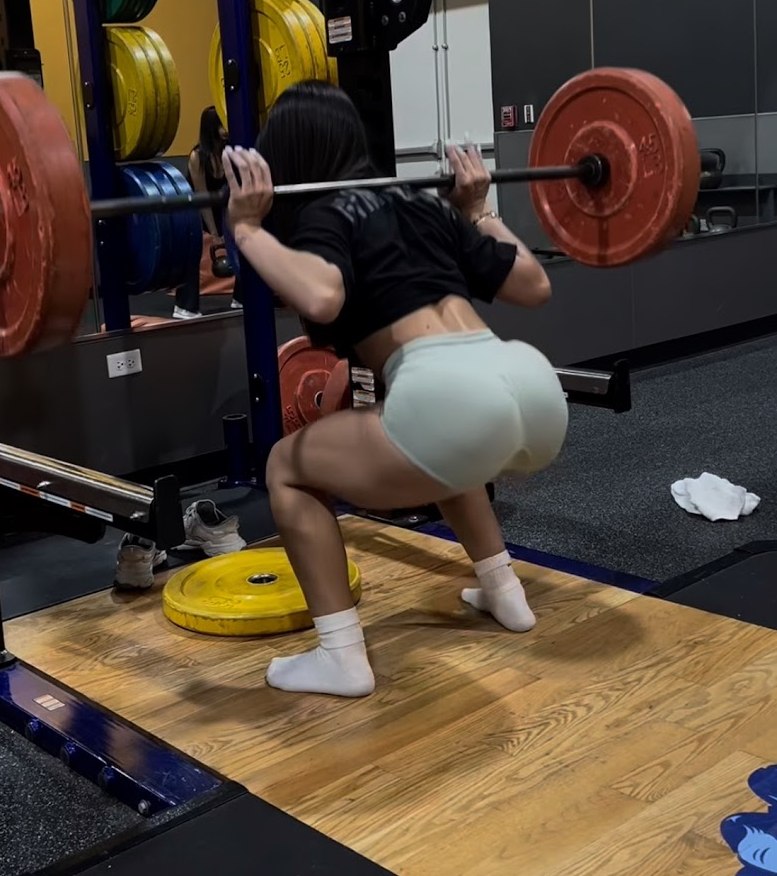 Latina ass at the gym squatting