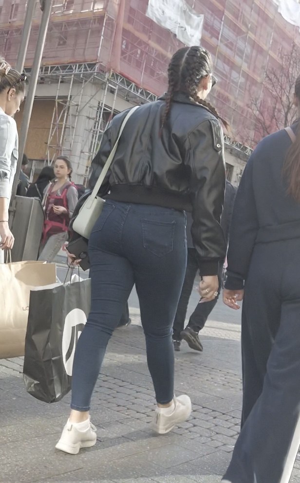 Busty Bimbo Braless (BUSTED)