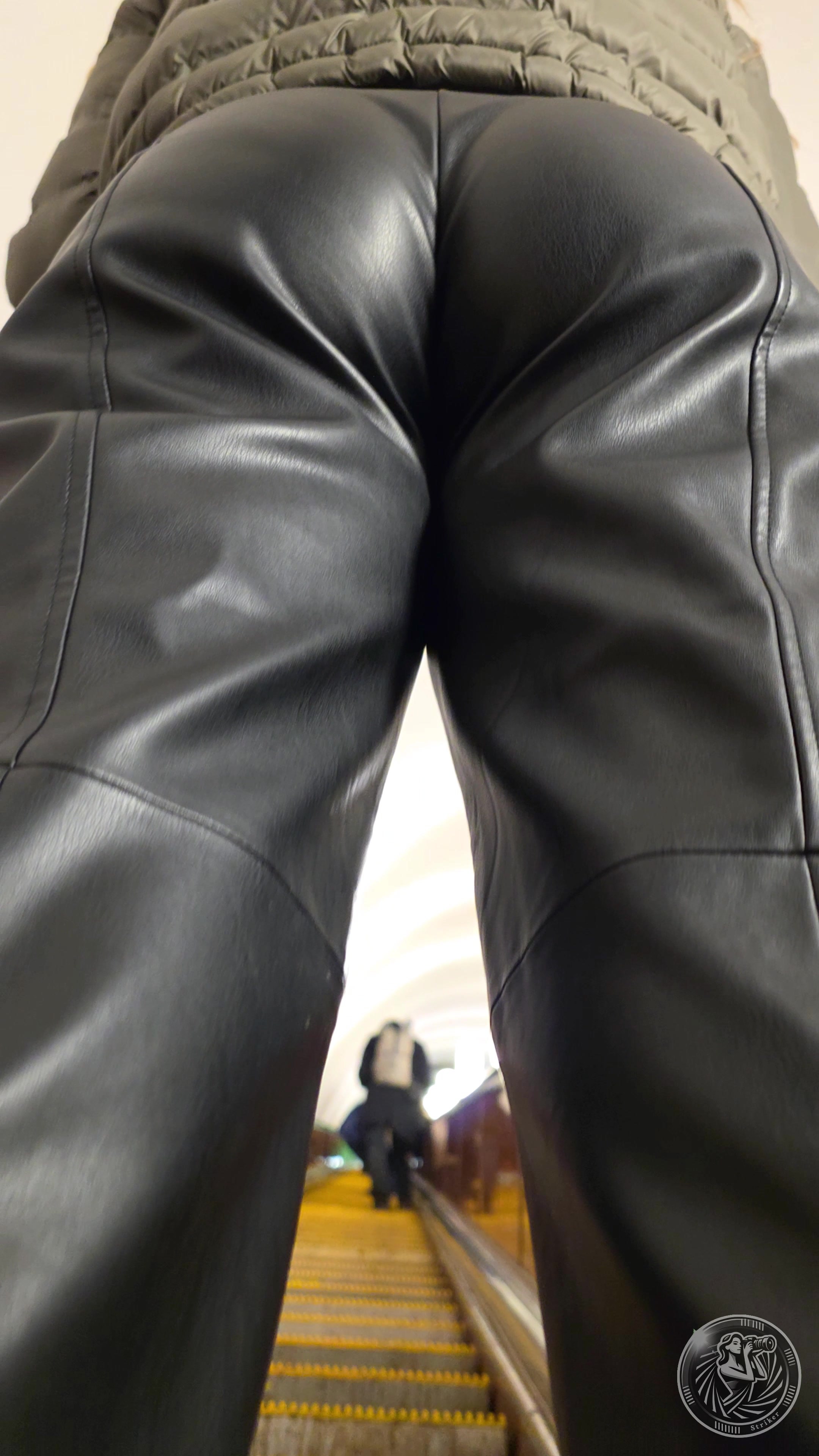 🖐HEY BABY🖐 Please wear your leather pants more often🙏
