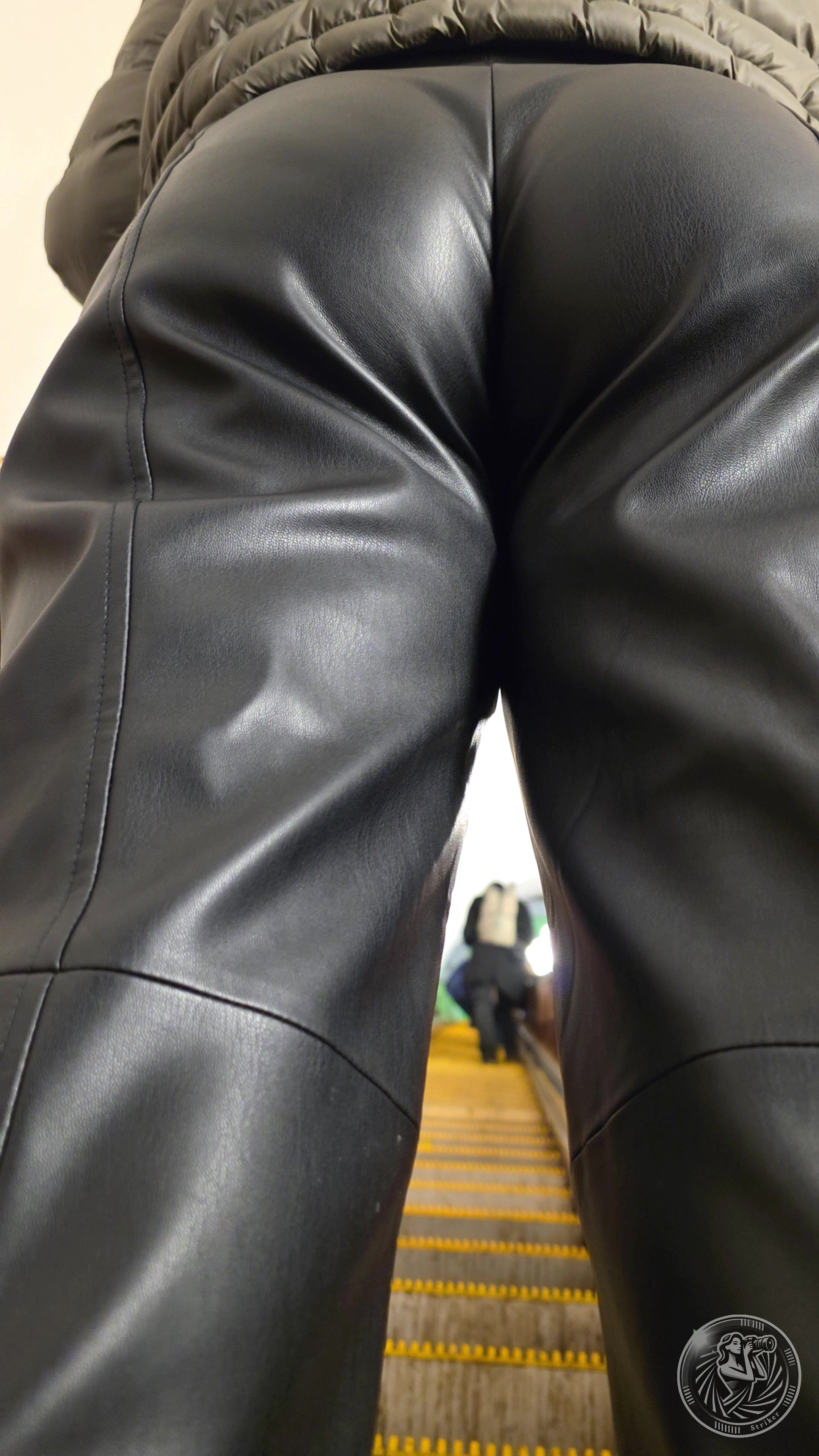 🖐HEY BABY🖐 Please wear your leather pants more often🙏