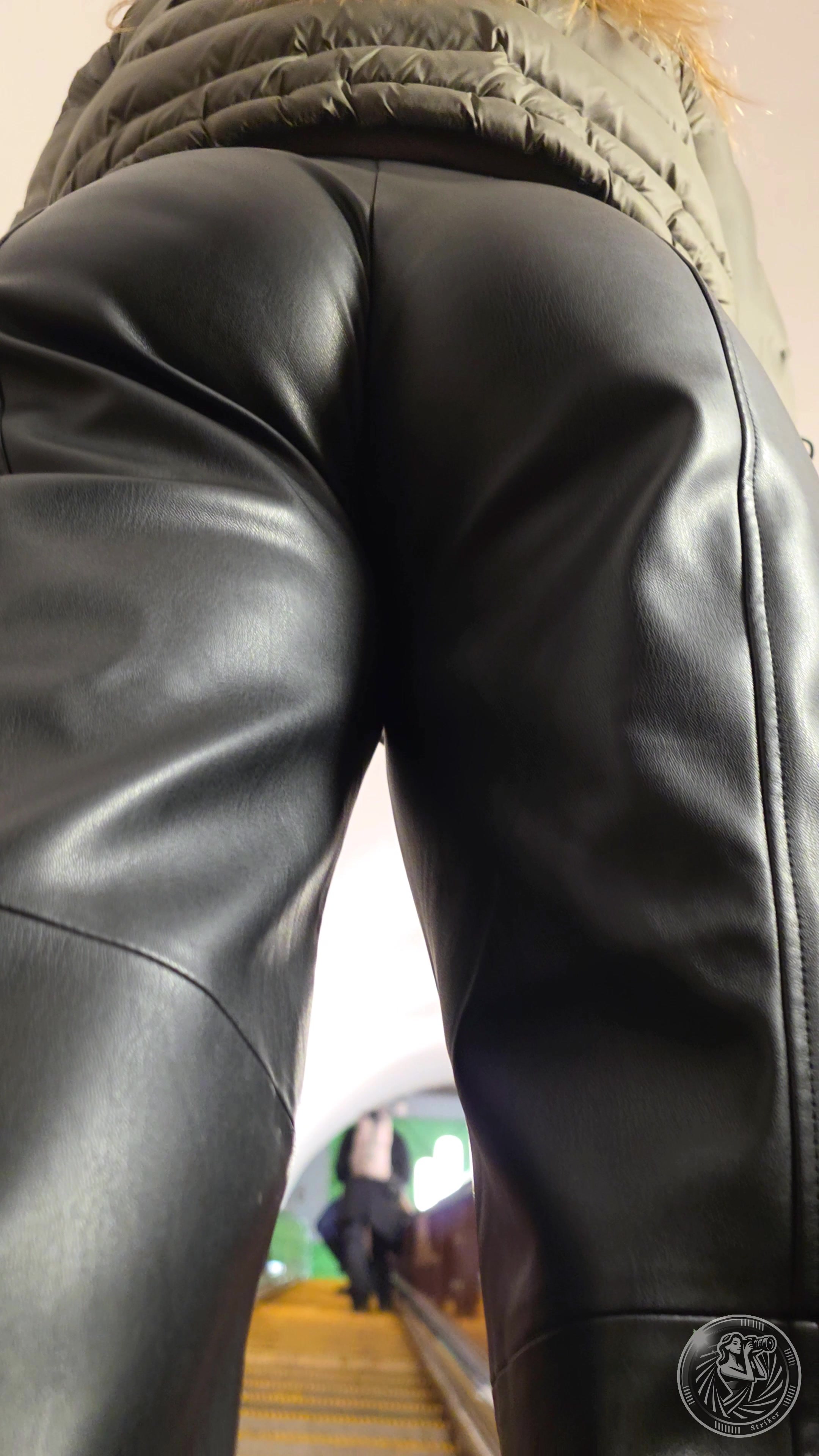 🖐HEY BABY🖐 Please wear your leather pants more often🙏